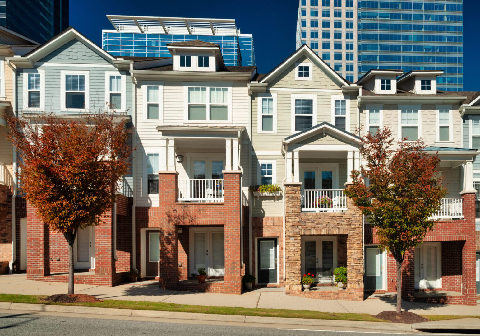 Atlanta Real Estate: Townhouses Modern townhouses with autumn trees in front.